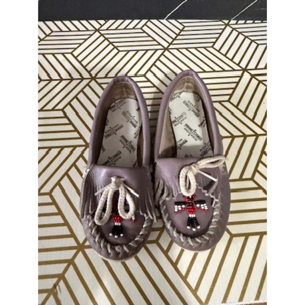 Minnetonka Girls Gray Beaded Leather Moccasins | Size 12